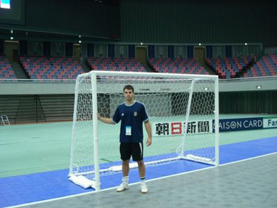 Always defending a goal! (Photo courtesy: Futsal De Primera)