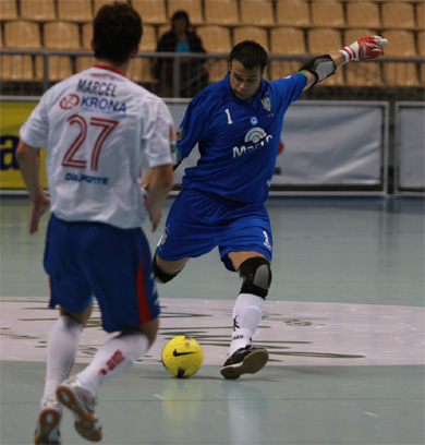 A typical action by Santiago Elias, here during the Libertadores Cup (Photo courtesy: CBFS)