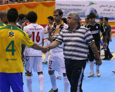 Shaking hands with Neto, fair play is basic for a great coach! (Photo courtesy: Iriff)