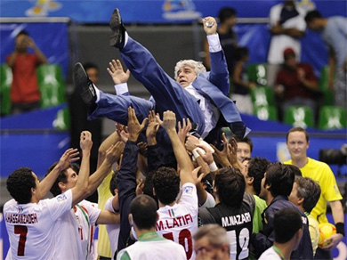 Players tribute to their coach! (Photo courtesy: FIFA/FOTO NET)