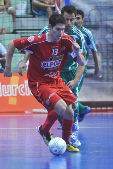 Kike, here followed by Torras and Daniel in the LNFS finals 2009, Best Player of the World! (Photo courtesy: Enrique Serrano)