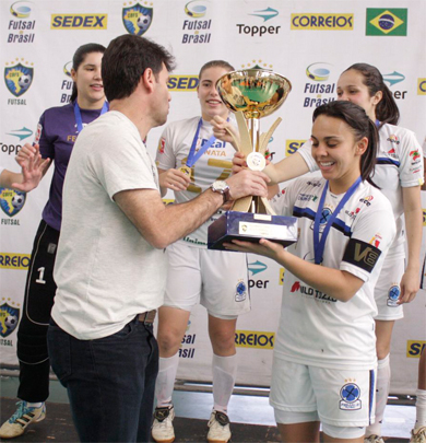 Getting the Taa Brasil trophy by the hands of Vander Iacovino (Photo courtesy: CBFS)