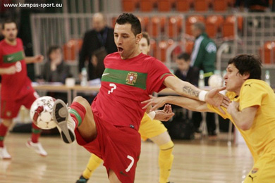 Is Cardinal talking to the ball? (Photo courtesy: Kamil Pastusiak - Sports Photography Agency KamPas Sport)