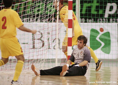 João Benedito looks unhappy: Darko Rangotov has just scored the only macedonian goal (Photo courtesy: Kamil Pastusiak - Sports Photography Agency KamPas Sport)