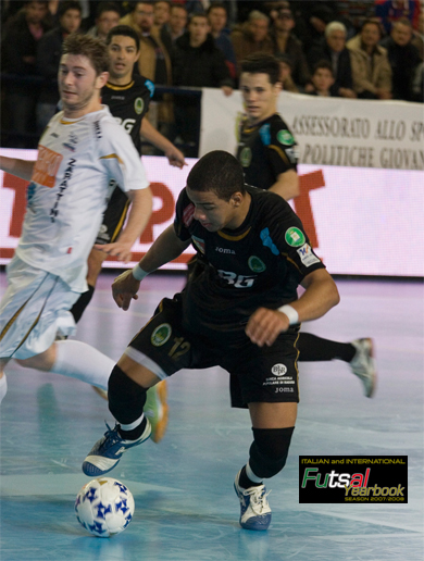 The impressive pivot of Augusta, Kak�, in action (Photo courtesy: GC Edizioni - Italian & International Futsal Yearbook - Season 2007/2008)