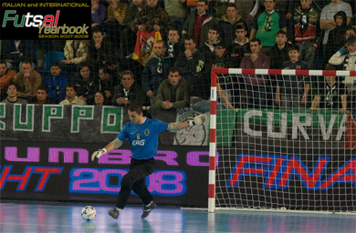 Augusta*s goleiro Santana, what a great tournament! Behind, the massive torcida neroverde (Photo courtesy: GC Edizioni - Italian & International Futsal Yearbook - Season 2007/2008)