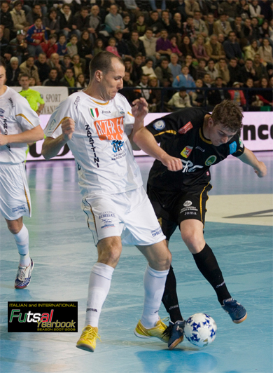 Jocimar vs Cavinato (Photo courtesy: GC Edizioni - Italian & International Futsal Yearbook - Season 2007/2008)