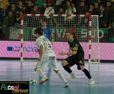 Maurinho vs Luft, 1-1 in terms of goals scored (Photo courtesy: GC Edizioni - Italian & International Futsal Yearbook - Season 2007/2008)