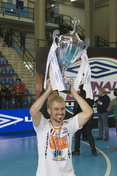 Luparense's captain Nando Grana, time to hold to the cup! (Photo courtesy: GC Edizioni - Italian & International Futsal Yearbook - Season 2007/2008)