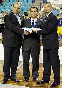 The FISU flag passes from the 2004 WUC to the 2006 WUC (Photo courtesy: FISU)