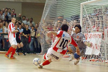 Foglia and Sandrinho (Arzignano) against Piccolo (Perugia) (Photo courtesy: http://www.divisionecalcioa5.it )