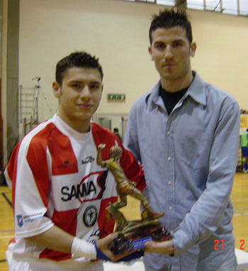 Fabrizio Bombelli (Futsalplanet) gives the Futsalplanet Awards to Adriano Foglia