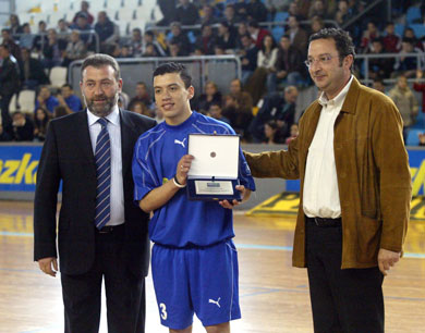 Fernandinho awarded in Lugo by the Azkar Lugo president José Luis Iglesias and the Lugo sports counsellor José Manuel Díaz Grandío (Photo courtesy: LNFS)