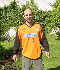 Washingtor Rodriguez Cambre Wally showing the Futsalplanet Quiz Prize!