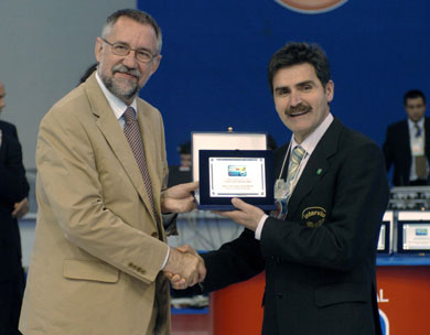 Jesus Candelas</b> (on the right) awarded by Santiago Romero as best club coach of the world! (Photo courtesy: Enrique Serrano - LNFS)