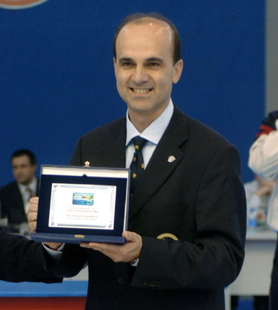 Pedro Galan Nieto never fails a decision... that*s the reason why he's the best referee of the world! (Photo courtesy: Enrique Serrano - LNFS)