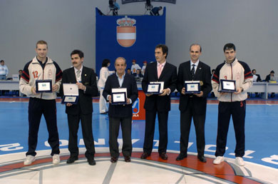 All together! The <b>Futsalplanet Awards 2004</b> ceremony took place today in Puertollano (Photo courtesy: Enrique Serrano - LNFS)