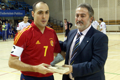 Javi Rodriguez, here awarded for his 100th cap with the Spanish National team, is the Best Player of the Year 2005! (Photo courtesy: LNFS)