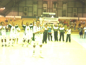 Gelson (John Deere captain) with the cup (Photo courtesy www.futsalbrasil.com.br)