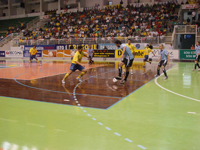 The Uruguayan defence is in troubles... (Photo courtesy: Beto Costa - CBFS)