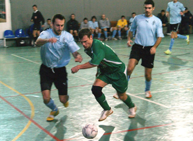 Panagiotis Kavvadias trying to stop Athina 90*s Akis Eliadis (Photo courtesy: Costas Chryssafis)