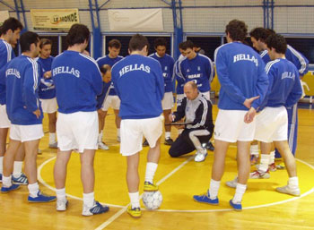 Grigoris Gougoulitsas talking to the team (Photo courtesy: Futsal Hellas)