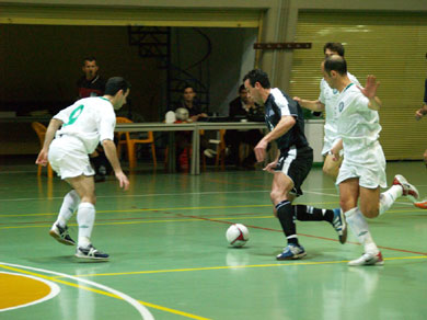 Grapsas tries to penetrate in the Athina defense line (Photo courtesy: Kostas Chrisafis - Mini Football News magazine & futsalhellas.gr)