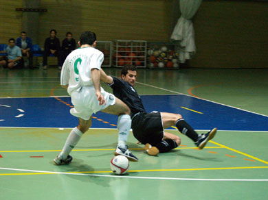 Mostrios defending against Mpismpikis (Photo courtesy: Kostas Chrisafis - Mini Football News magazine & futsalhellas.gr)