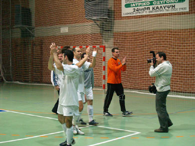 Athina 90 players can celebrate another title! (Photo courtesy: Kostas Chrisafis - Mini Football News magazine & futsalhellas.gr)
