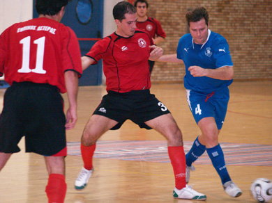 Greek Futsal legend Alkis Vandoros (Doukas School) trying to avoid the Apostolos Apostolopoulos opposition (Photo courtesy: Costas Chryssafis - Sala News)