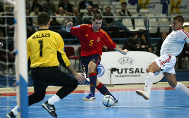 Orol (Spain) vs Balazs (Hungarian goalkeeper), who will win? (Photo courtesy: Joe Pepler - UEFA.com)