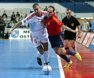 Giants duel: Janos Madarasz vs Javi Rodriguez (Photo courtesy: Joe Pepler - UEFA.com)