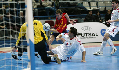 Marcelo shooting at goal vs Simon and Balazs (Photo courtesy: Joe Pepler - UEFA.com)