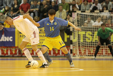 Romanov trying to stop the Hungarian pivot Janos Madarasz (Photo courtesy: Miklos Biszkup)