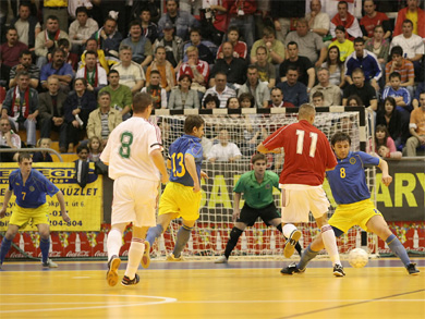 Last and desperate attempt by Hungary: Pal Baranyai looking at Janos Madarasz playing as goleiro linha (Photo courtesy: Miklos Biszkup)
