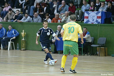 Zsolt Gyurcsanyi vs Peter Simon (Photo courtesy: Miklos Biszkup - www.futsal.hu)