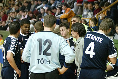 Time out by Godolloi coach Janos Kis (Photo courtesy: Miklos Biszkup - www.futsal.hu)