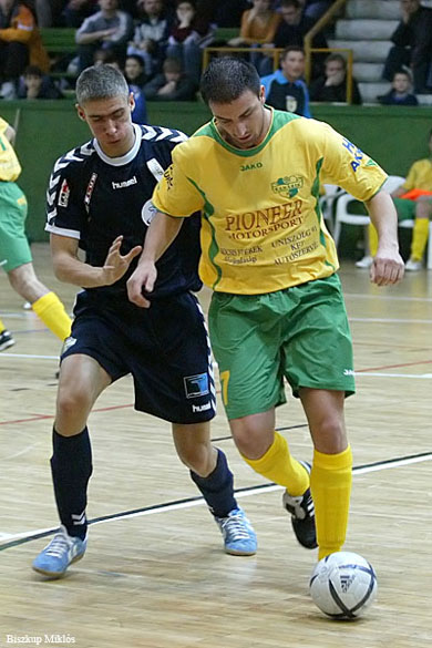 Janos Madarasz vs Sandor Tóth (Photo courtesy: Miklos Biszkup - www.futsal.hu)