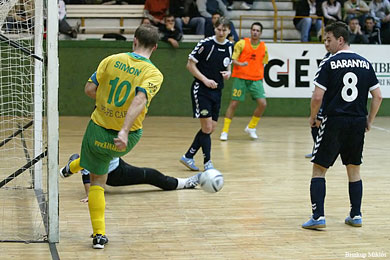 What is Simon doing? (Photo courtesy: Miklos Biszkup - www.futsal.hu)