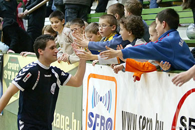 Young fans celebrating their idols... (Photo courtesy: Miklos Biszkup - www.futsal.hu)