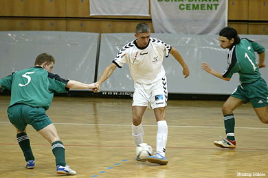 Hand in hand: László Németh found an original way to stop János Madarász (Photo courtesy: Miklos Biszkup - www.futsal.hu) (Photo courtesy: Miklos Biszkup - www.futsal.hu)