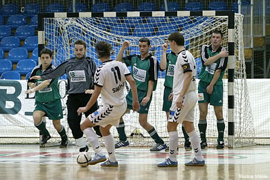 Gábor Simonyi*s free kick (Photo courtesy: Miklos Biszkup - www.futsal.hu)