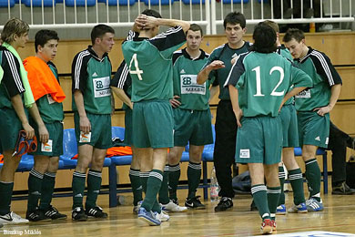 Time out for Elso Beton (Photo courtesy: Miklos Biszkup - www.futsal.hu)