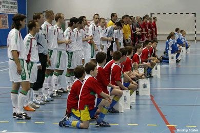 Hungary and Latvia before the match (Photo courtesy: Miklos Biszkup - www.futsal.hu)
