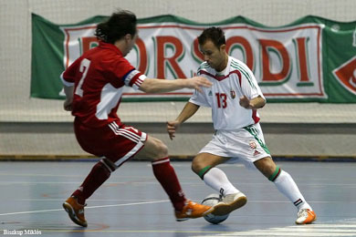 Gyurcsanyi vs Glazovs (Photo courtesy: Miklos Biszkup - www.futsal.hu)