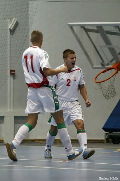 Szabolcs Toth celebrating with Madarasz (Photo courtesy: Miklos Biszkup - www.futsal.hu)