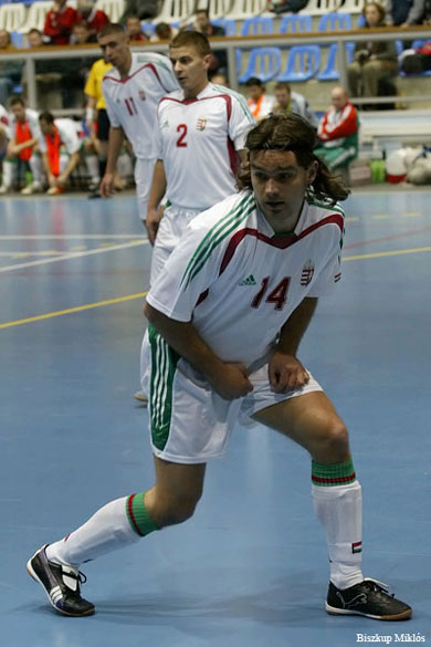 Madarasz, Toth and Frank defending Hungary from Latvian attack (Photo courtesy: Miklos Biszkup - www.futsal.hu)