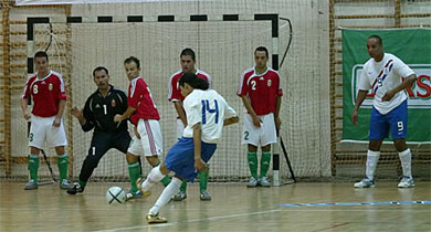 Free kick by Appie Idlaasri (Photo courtesy: Miklos Biszkup)