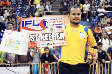 Ade Lesmana (Electric PLN): best goalkeeper of the IFL 2009! (Photo courtesy: Abdul Rahim - Pro-GOL Magazine)