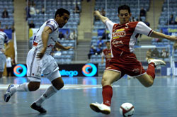 Lenisio against Indio, battle between brazilian stars (Photo courtesy: www.lnfs.es)